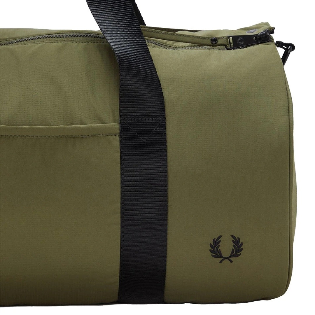 FRED PERRY L6264 Q55 UNIFORM GREEN BARREL BAG One Size